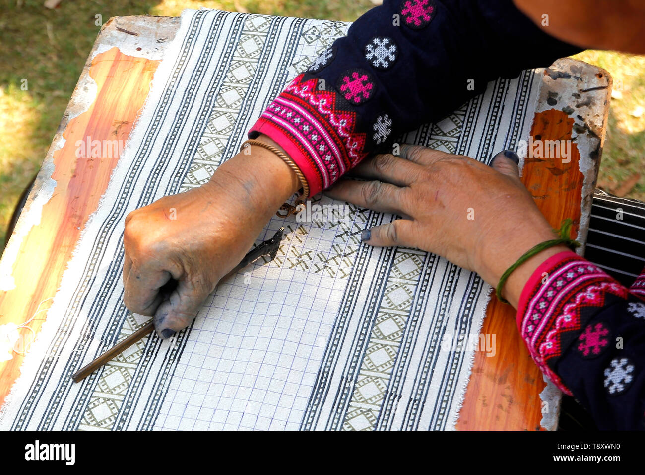 Primo piano della hmong hilltribe candele di scrittura di fatto i tradizionali panni Foto Stock