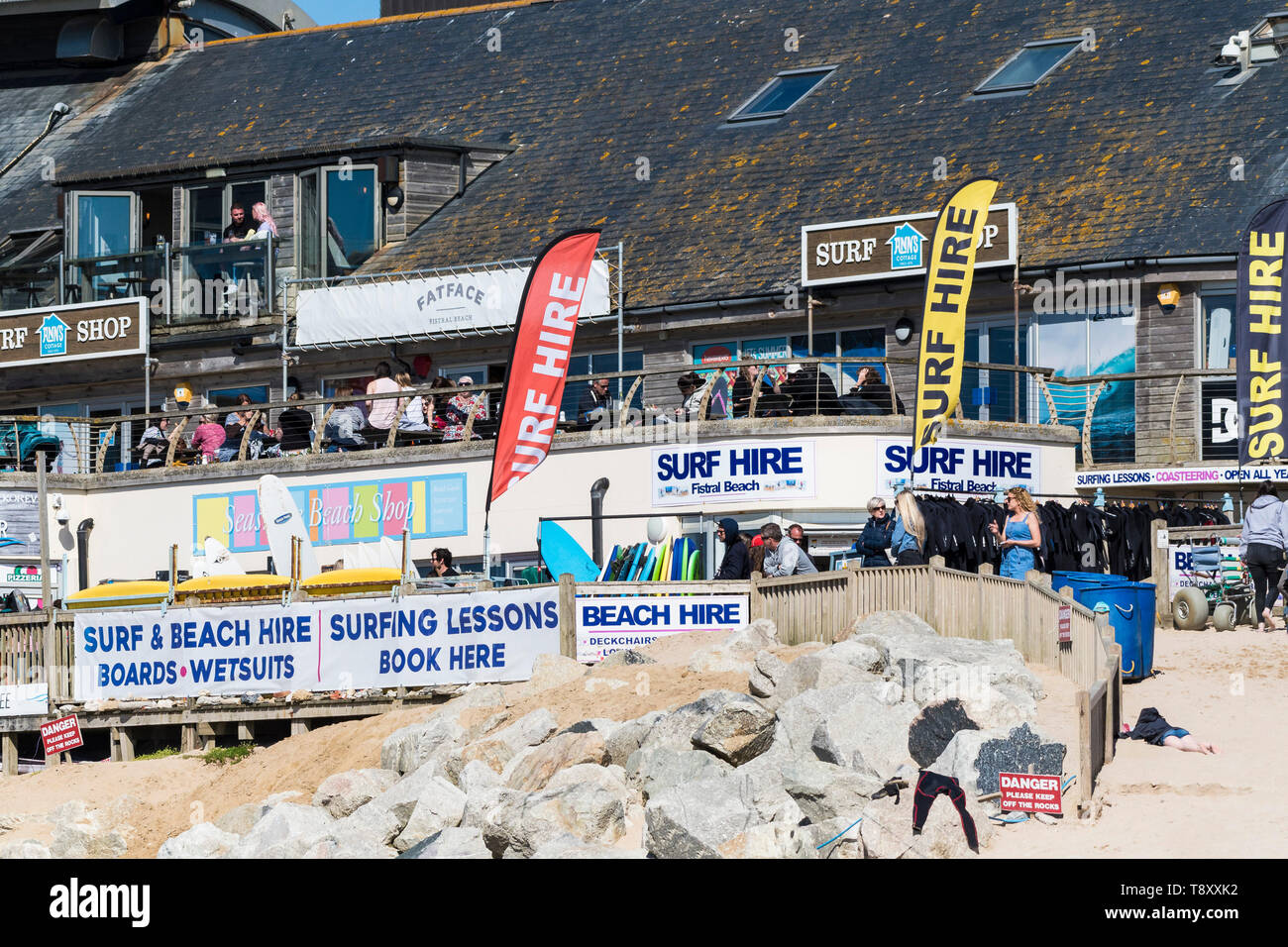 Negozi di articoli da surf e noleggio surf segni sul Fistral a Newquay in Cornovaglia. Foto Stock