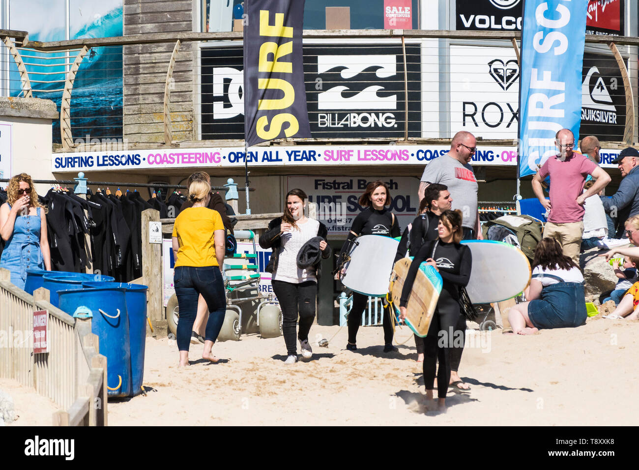 I turisti sulla Fistral a Newquay in Cornovaglia. Foto Stock