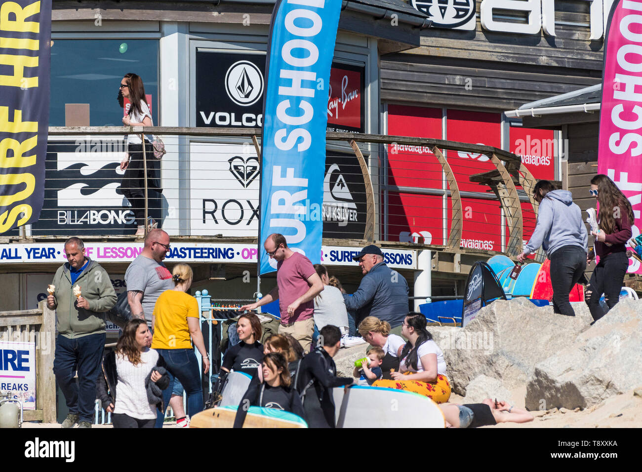 Un soleggiato e molto trafficato Fistral a Newquay in Cornovaglia. Foto Stock