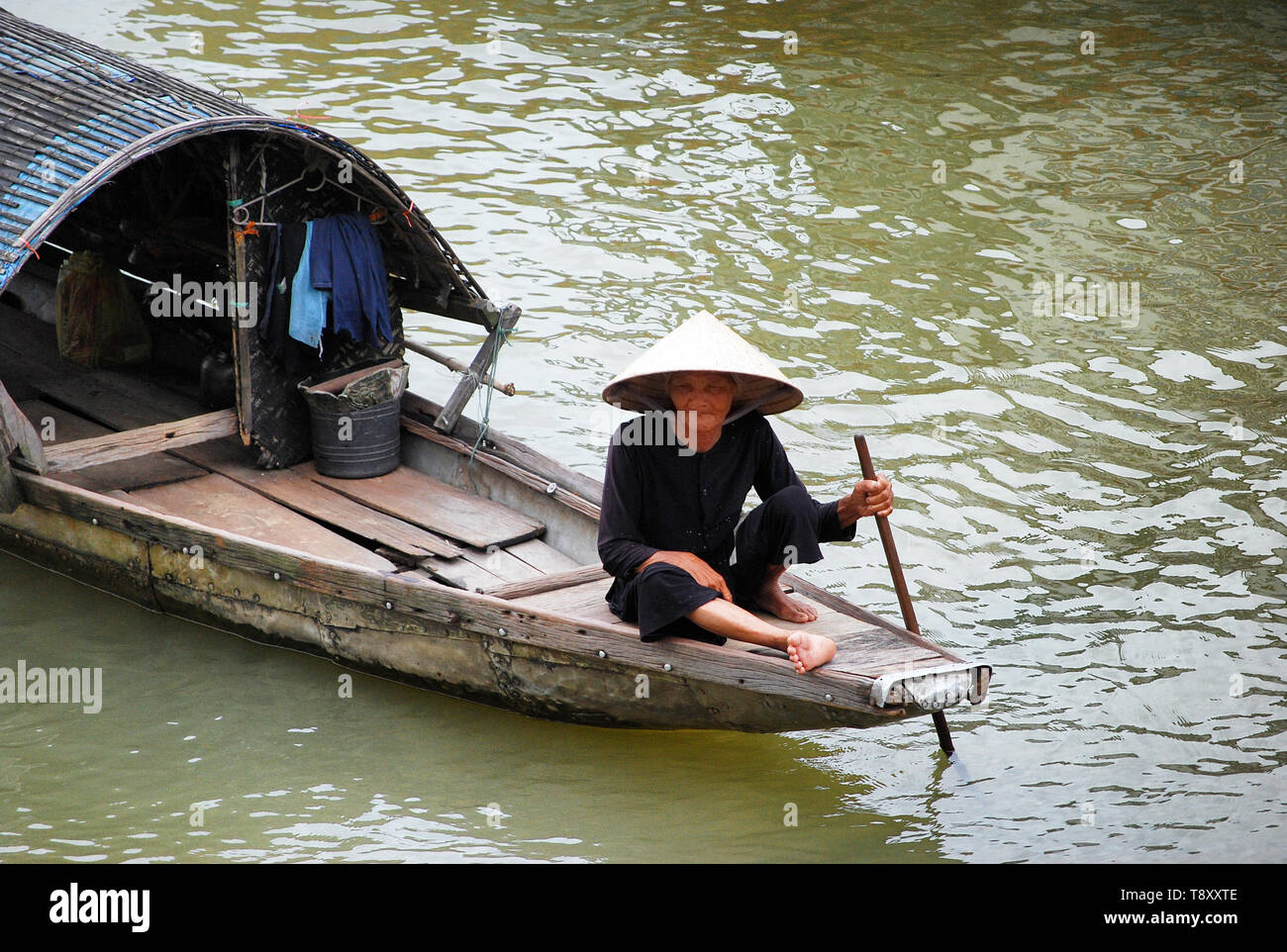 La donna in una barca sul Fiume Perfume, tonalità, Vietnam Foto Stock