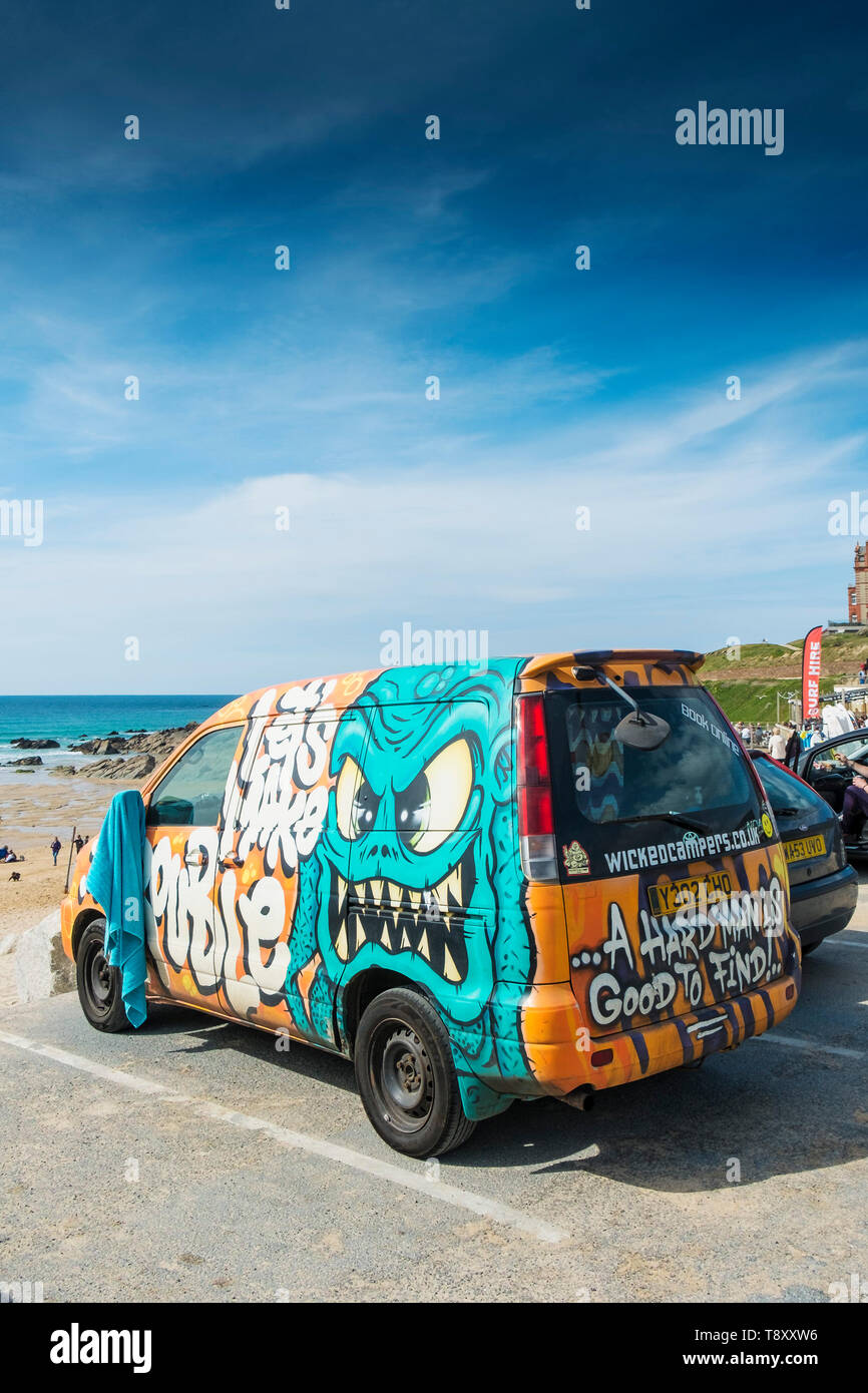 Un altamente decorato camper parcheggiato affacciato Fistral Beach in Newquay in Cornovaglia. Foto Stock