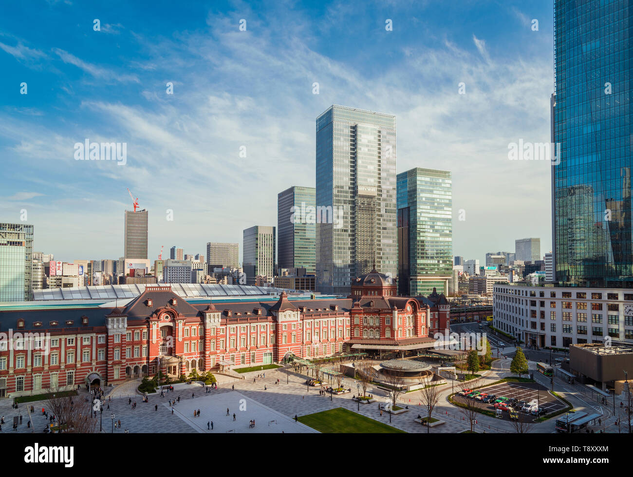Vista del moderno quartiere Marunouchi con la vecchia stazione di Tokyo Foto Stock