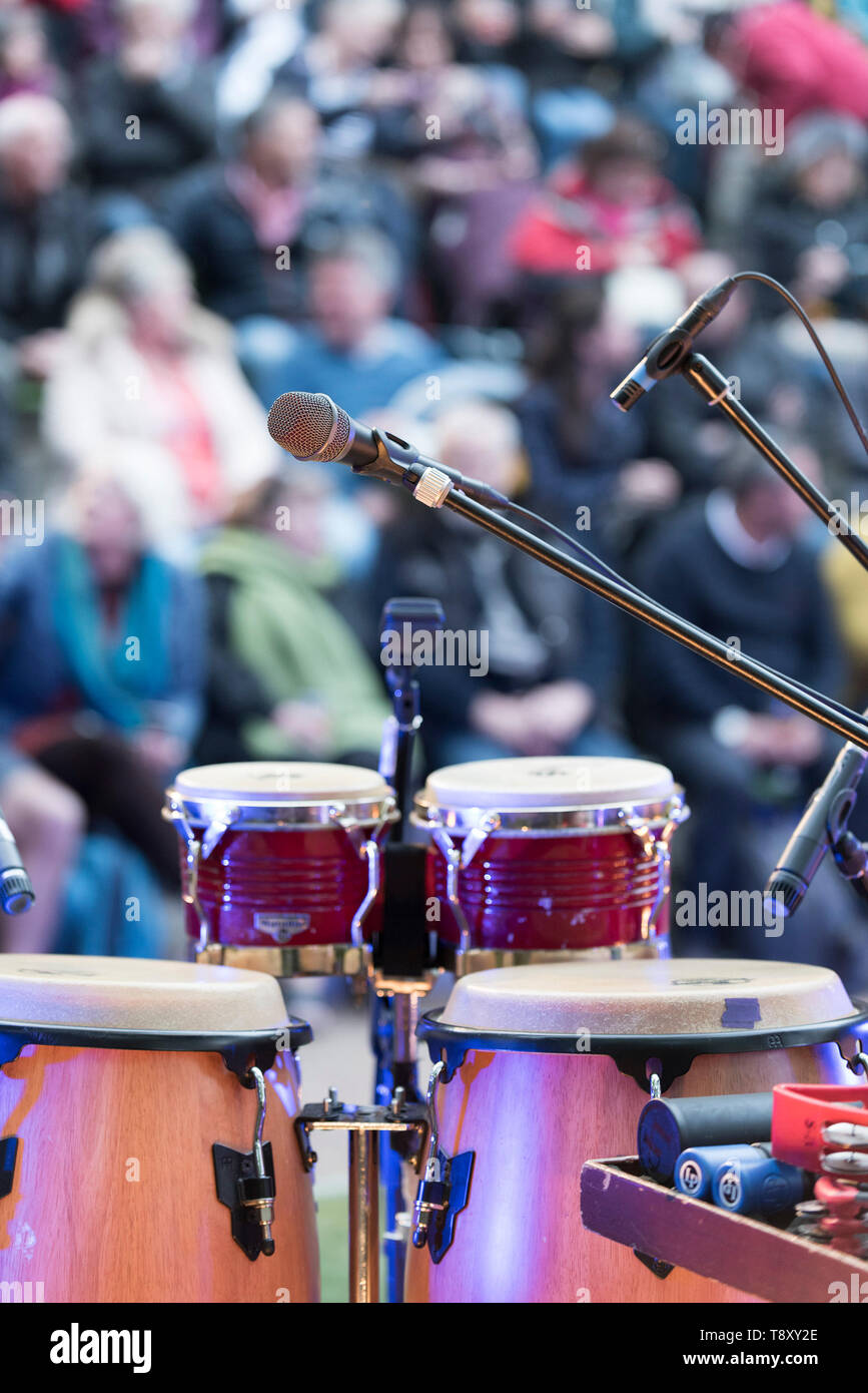 Microfoni e strumenti a percussione in posizione pronta per una performance. Foto Stock