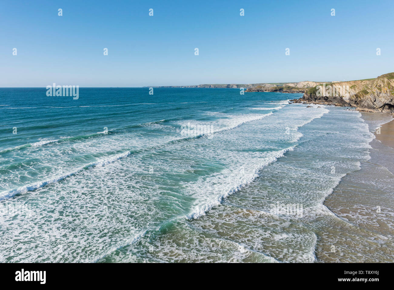 Marea di Tolcarne Beach in Newquay in Cornovaglia. Foto Stock