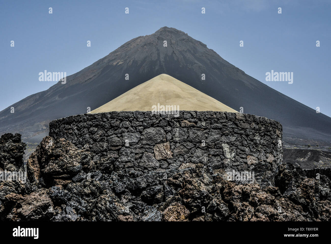Capo Verde, Cabo Verde arcipelago, Fogo isola: il Pico do Fuego stratovulcano circondato da un campo di lava ulteriore per la sua eruzione tra novembre 2 Foto Stock