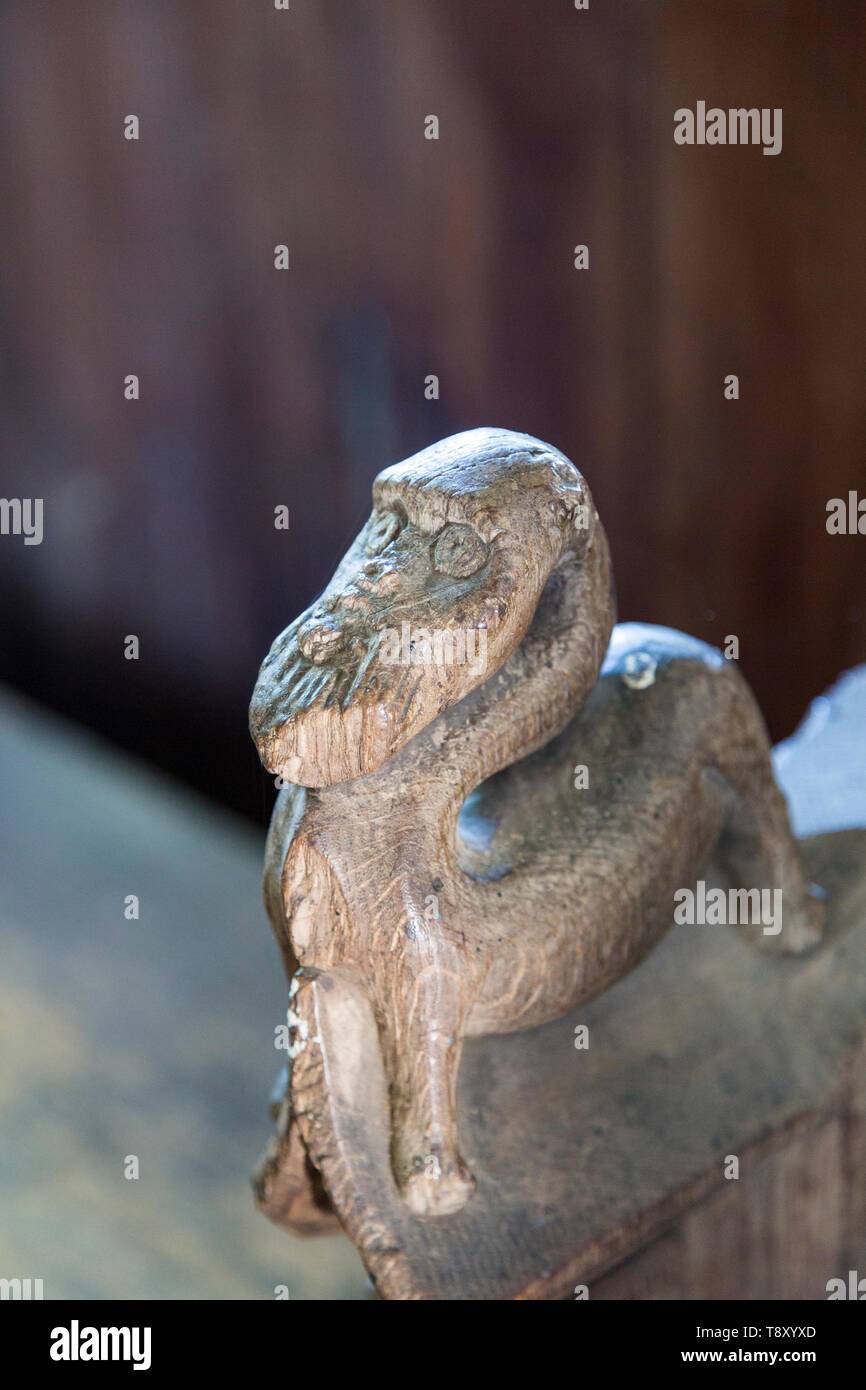 Scolpiti medievale banco termina alla chiesa di Tutti i Santi, South Elmham, Suffolk, Inghilterra, Regno Unito, creatura è pensato per essere una giraffa o cammello Foto Stock