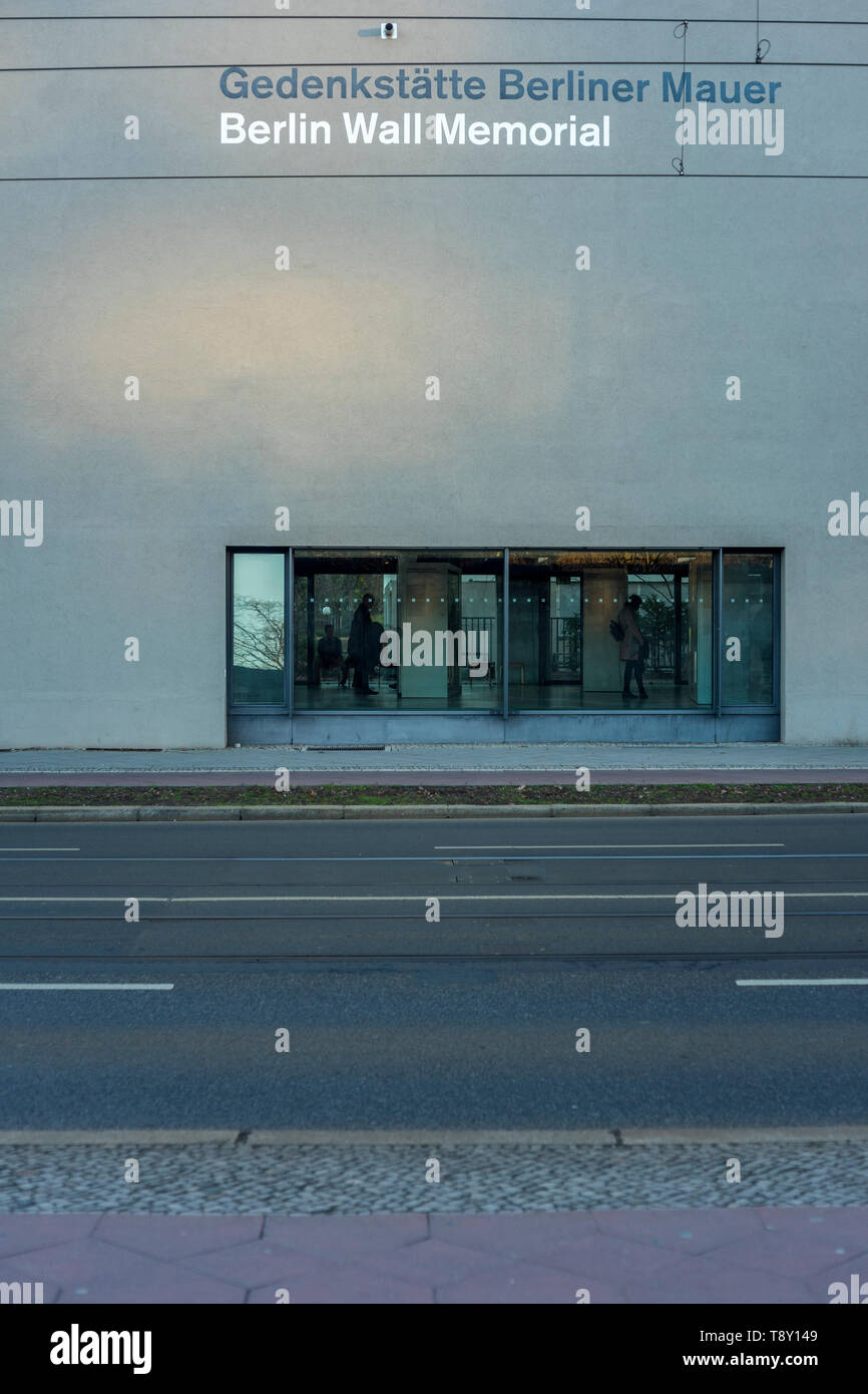 La facciata del Memoriale del Muro di Berlino centro di documentazione in Berlino, Germania 2019. Foto Stock