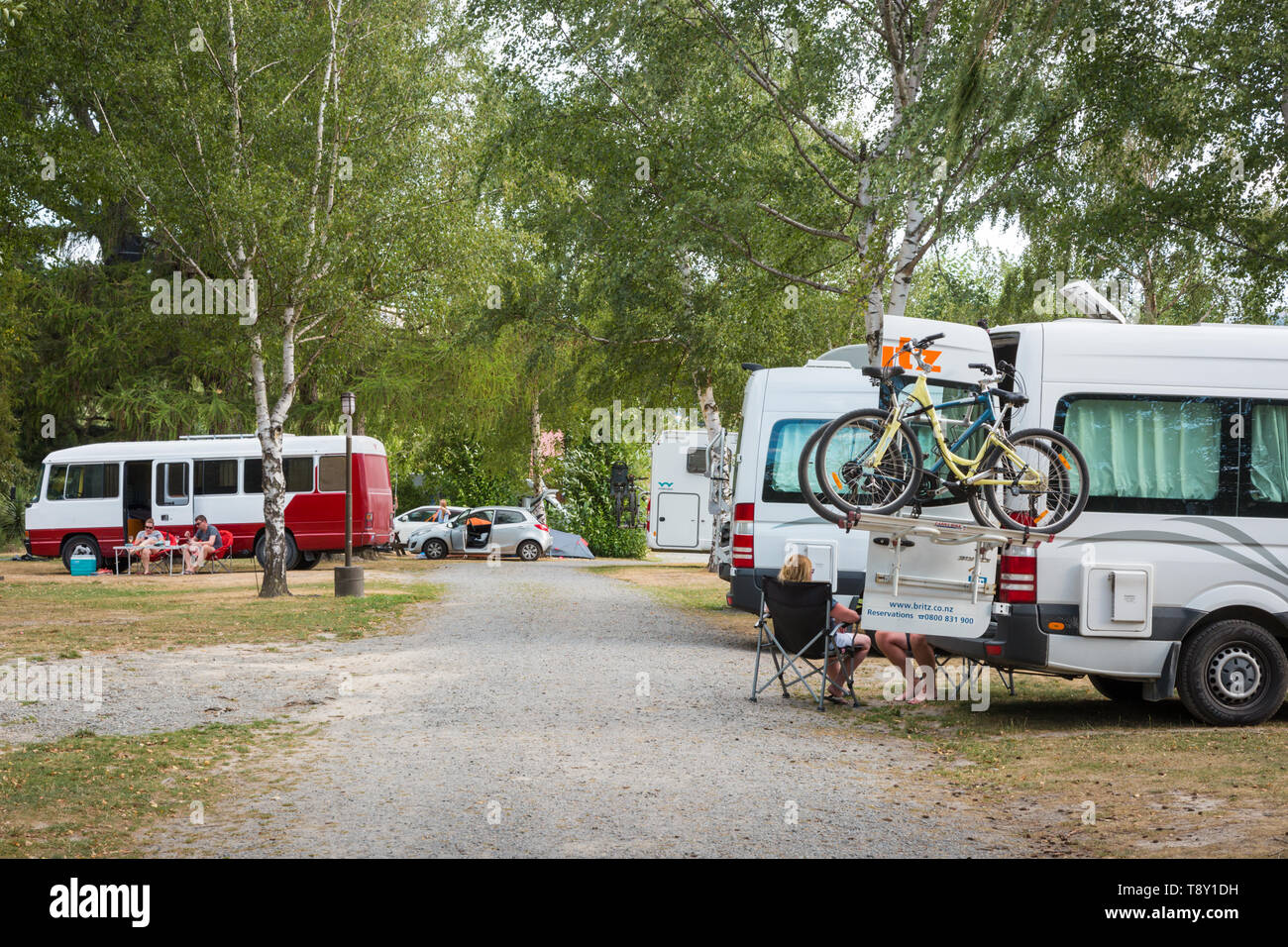 Camper e camper parcheggiato a un Top Ten sito, Hamner molle, Nuova Zelanda Foto Stock