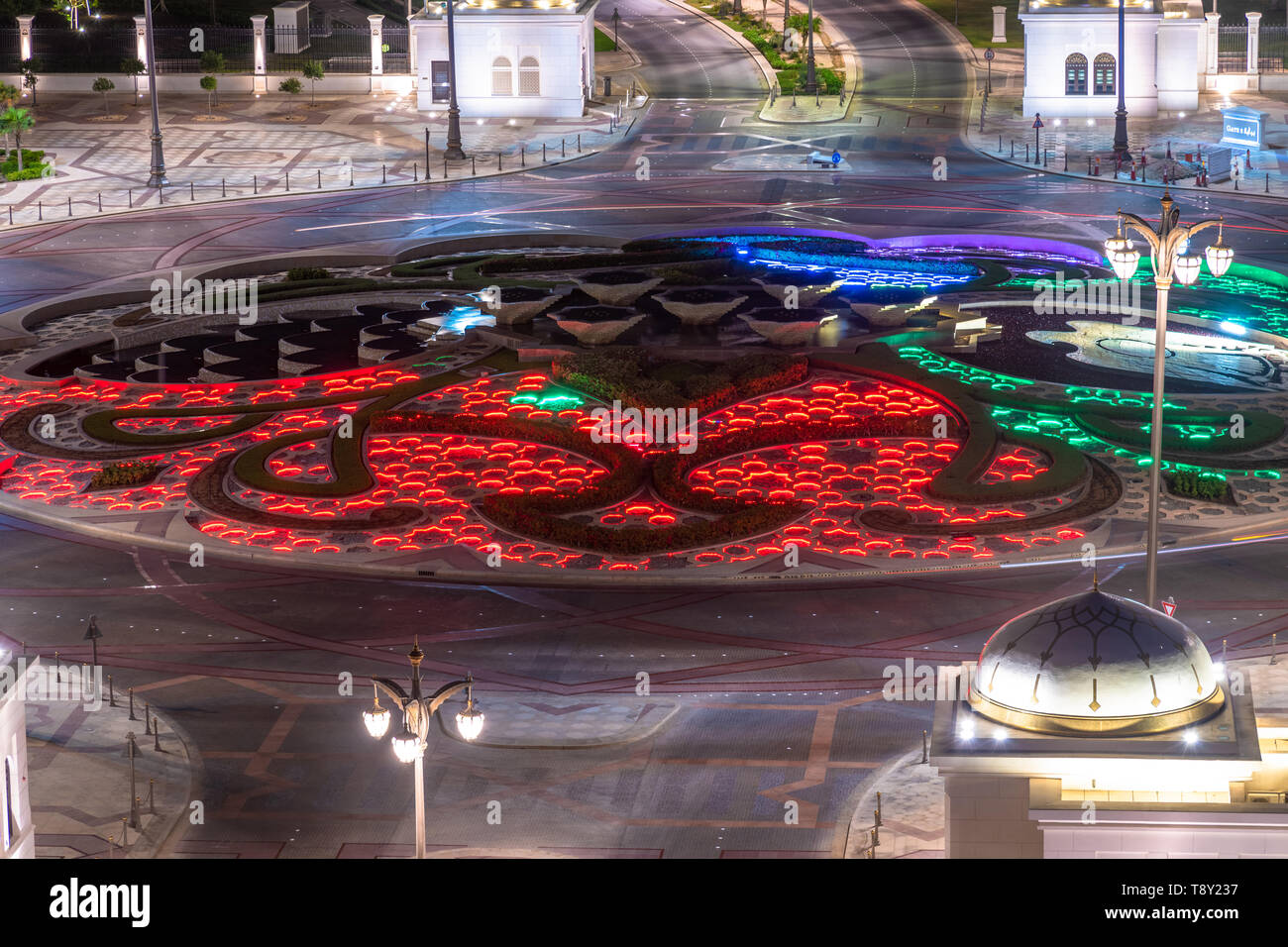 Letto di fiori nel centro di un movimento circolare in Abu Dhabi, Emirati arabi uniti Foto Stock