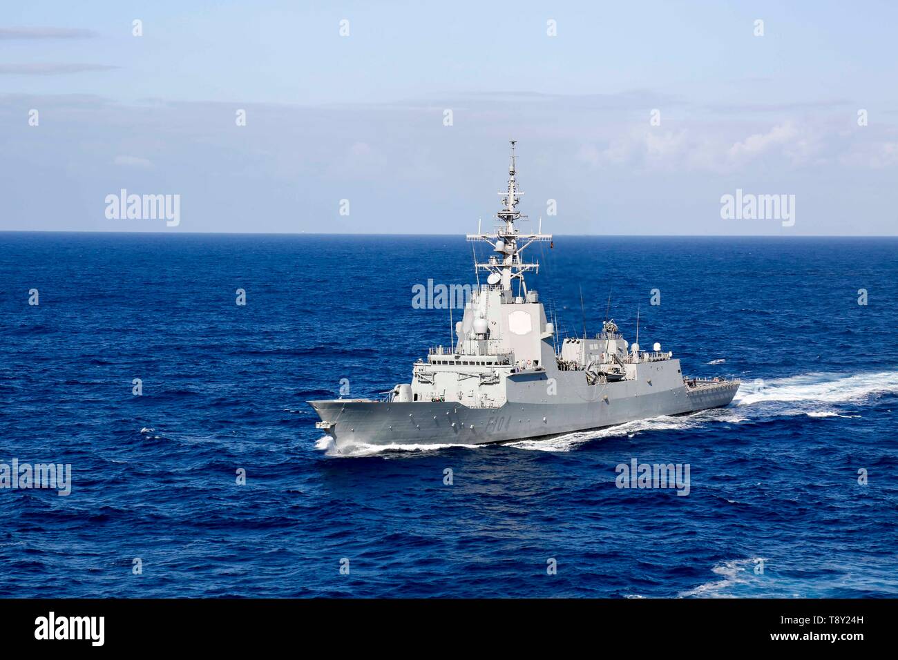 La marina spagnola Alvaro de Bazan-class frigate ESP Mendez Nuñez si prepara a condurre a una ricostituzione in mare con gli Stati Uniti Marina di combattimento veloce nave appoggio USNS Arctic durante le operazioni congiunte con la Nimitz-class portaerei USS Abraham Lincoln Carrier Strike gruppo Maggio 8, 2019 nel mar Mediterraneo. Foto Stock