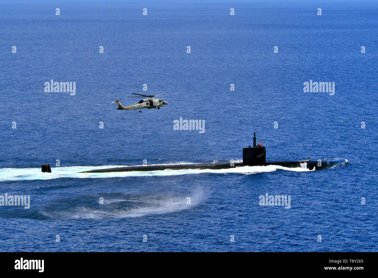 Un Royal Thai Navy S-70B Seahawk elicottero si libra sul U.S. Navy Los Angeles-class attack submarine USS Louisville durante l'esercizio congiunto del tutore Mare 2019 aprile 9, 2018 nel Mare delle Andamane. Foto Stock