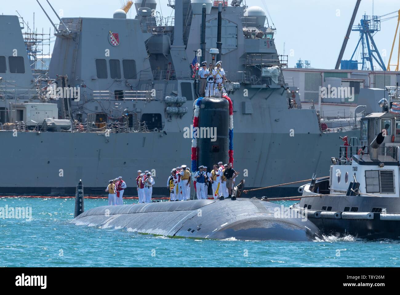 Gli Stati Uniti Navy Los Angeles-classe fast-attacco sommergibile USS Santa Fe arriva a casa porto di Pearl Harbour dopo sei mesi di deployment Aprile 22, 2018 a Honolulu, Hawaii. Foto Stock