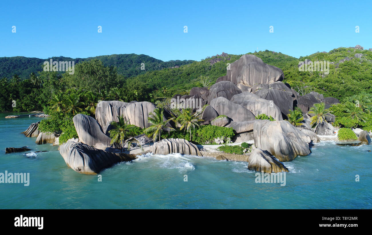 Vista aerea su Anse Source d'argent sulla spiaggia di La Digue Island alle Seychelles Foto Stock