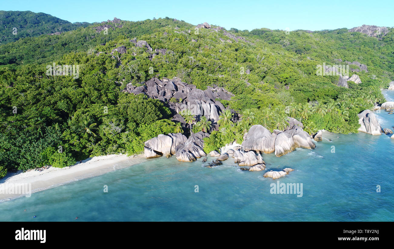 Vista aerea su Anse Source d'argent sulla spiaggia di La Digue Island alle Seychelles Foto Stock