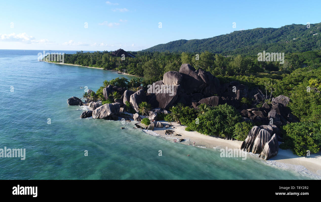 Vista aerea su Anse Source d'argent sulla spiaggia di La Digue Island alle Seychelles Foto Stock