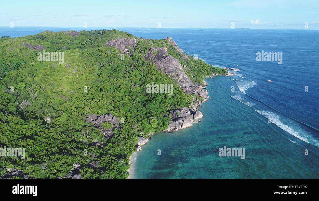 Vista aerea su Anse Source d'argent sulla spiaggia di La Digue Island alle Seychelles Foto Stock