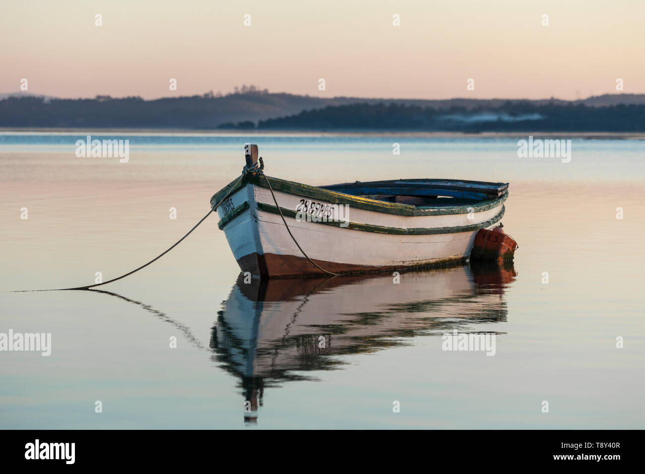 Piccola barca sulla laguna in Foz do Arelho, Portogallo Foto Stock