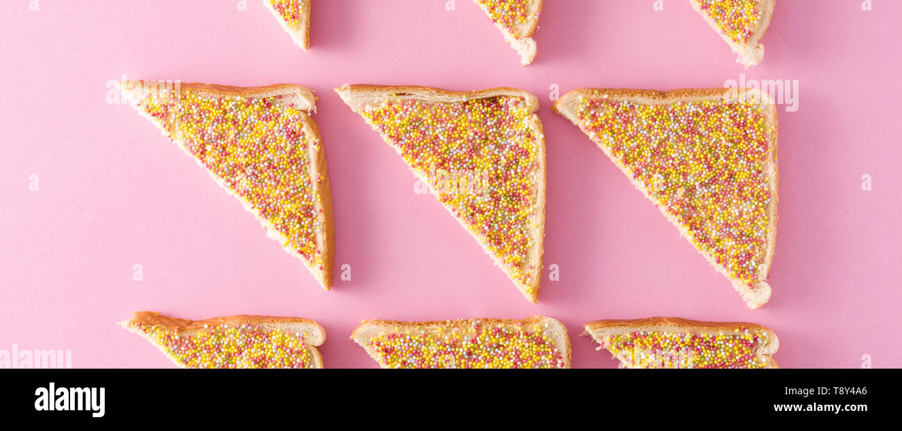Tradizionale australiana fata pane pattern su sfondo rosa. Vista panoramica Foto Stock