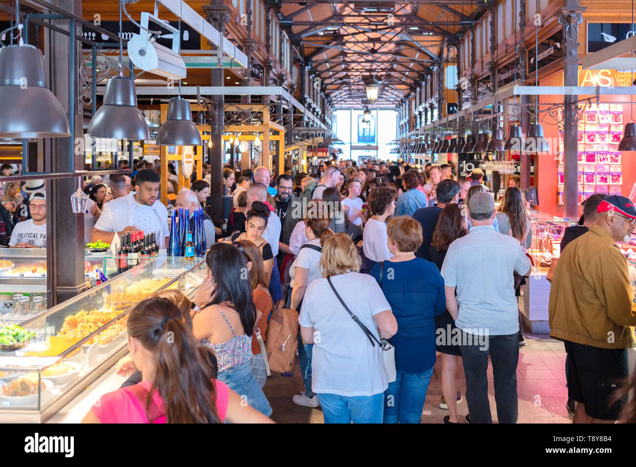 San Miguel mercato situato in Plaza de San Miguel in centro di Los Asturias Madrid pieno con gente locale e tourist shopping e mangiare Foto Stock