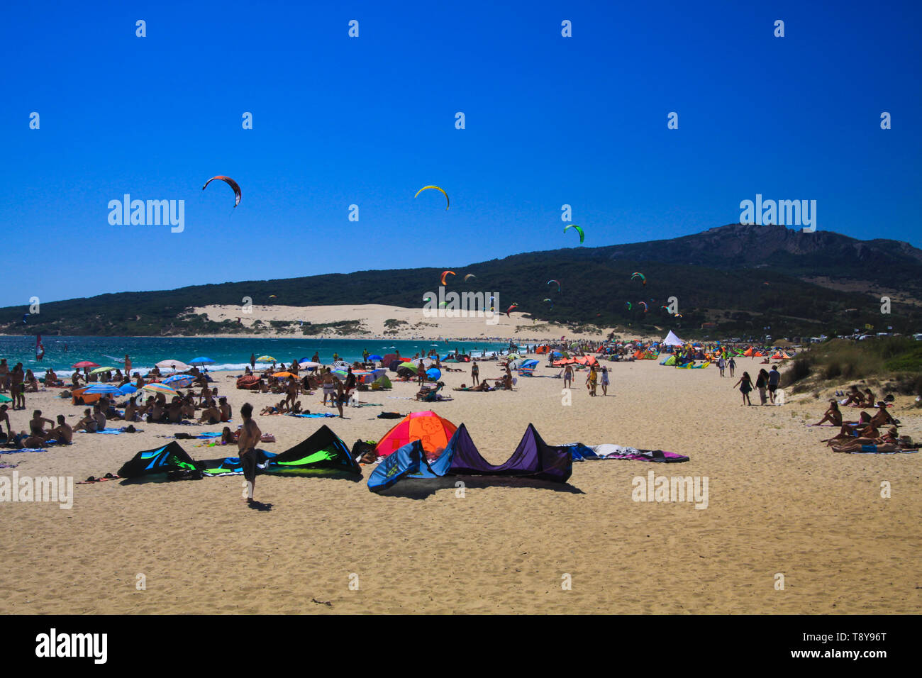 TARIFA (COSTA DE LA LUZ, PLAYA DE BOLONIA), Spagna - giugno, 18. 2016: kite surfers sulla spiaggia in Spagna Foto Stock