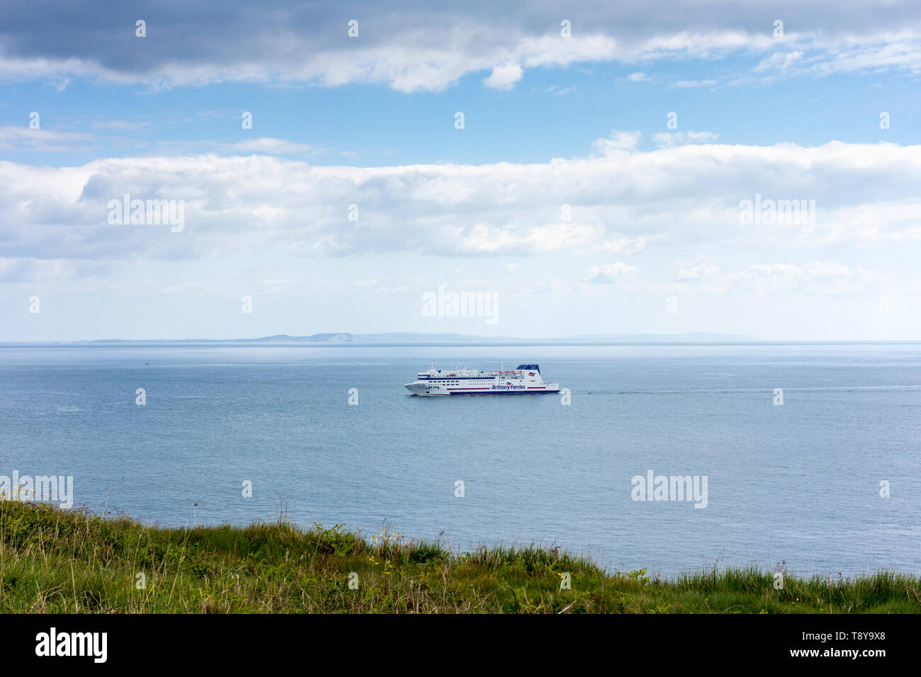 A Brittany Ferries traghetto a Studland Bay, Isle of Purbeck, Jurassic Coast, Dorset, Regno Unito Foto Stock