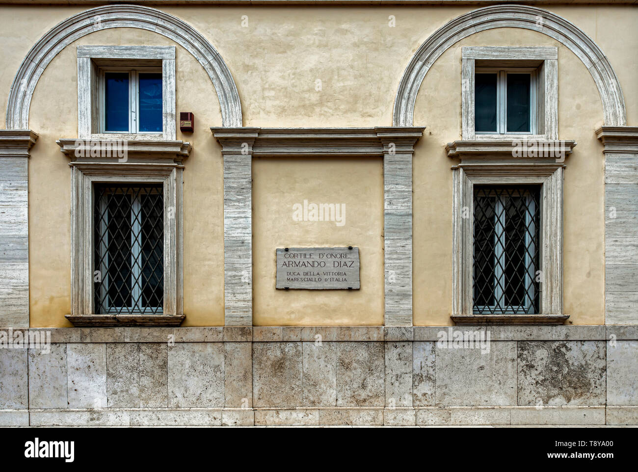 Piastra dedicata al generale Armando Diaz nel cortile del cinquecentesco Palazzo Salviati, oggi sede del Centro Alti Studi della Difesa a Roma, in Italia Foto Stock