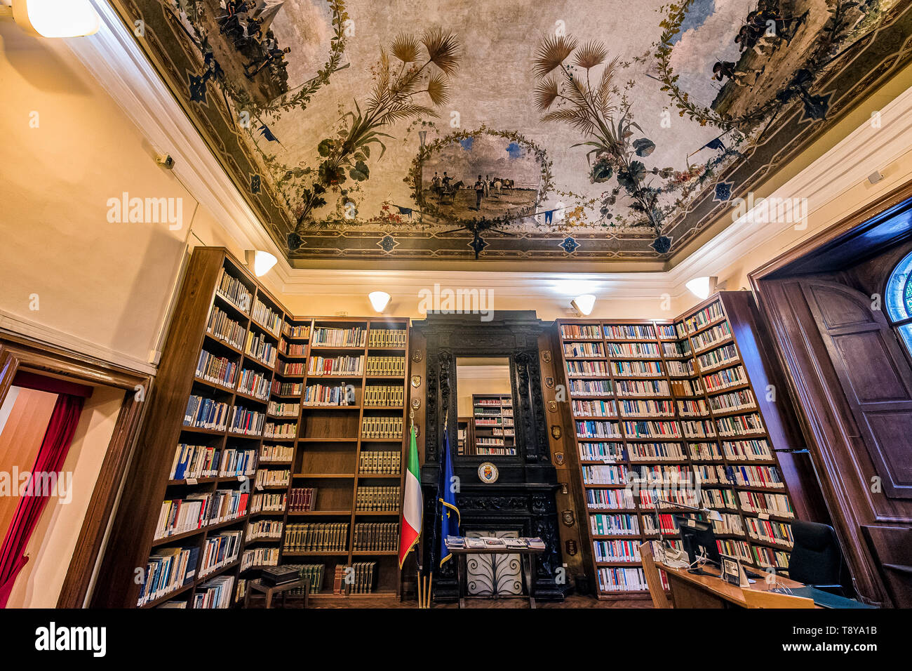 Il soffitto è decorato con scene di battaglie risorgimentali in una sala della biblioteca del palazzo Salviati, oggi sede del Centro Alti Studi della Difesa a Roma, in Italia Foto Stock