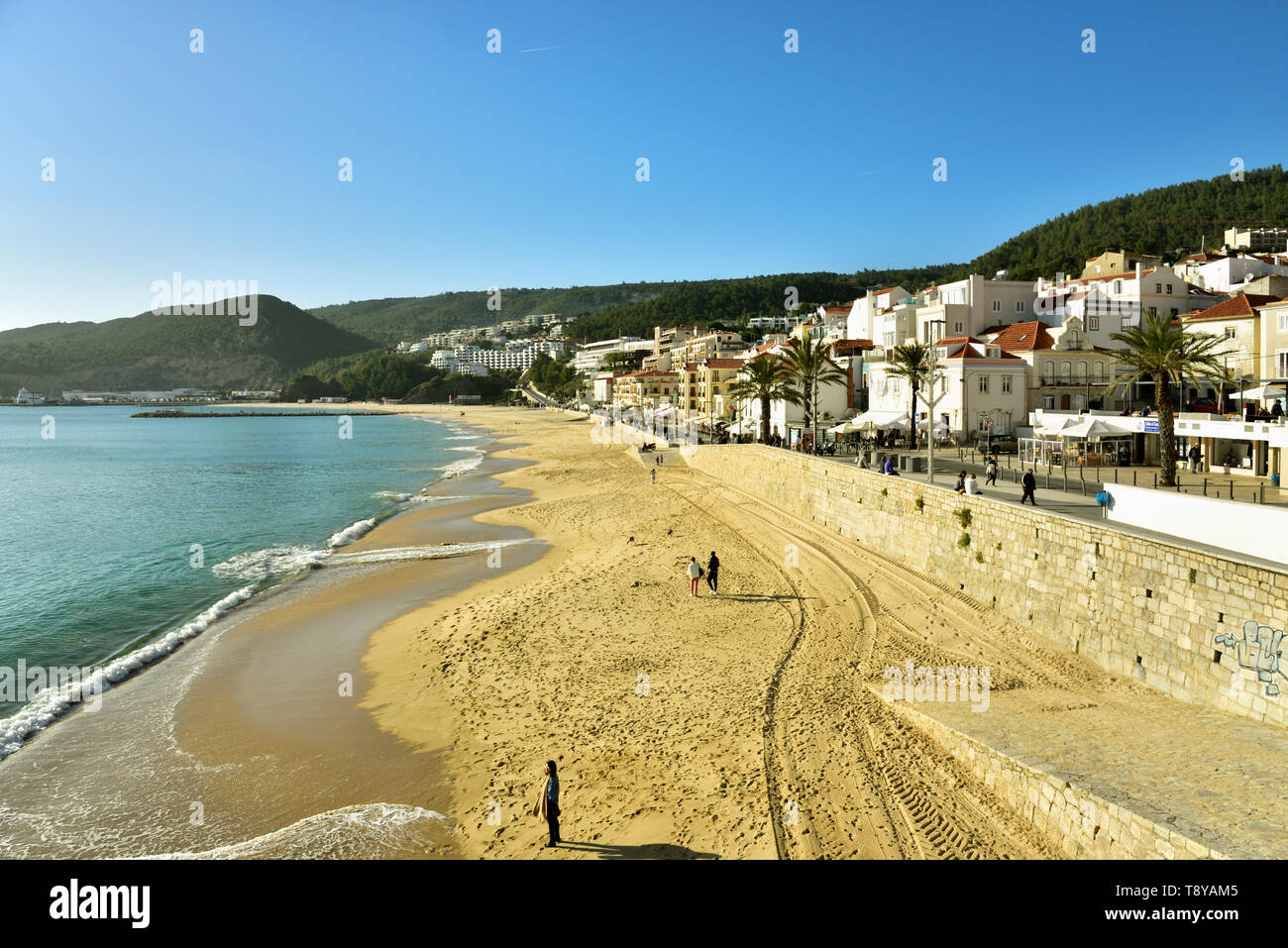 Costiero il villaggio di pescatori di Sesimbra e la spiaggia. Portogallo Foto Stock