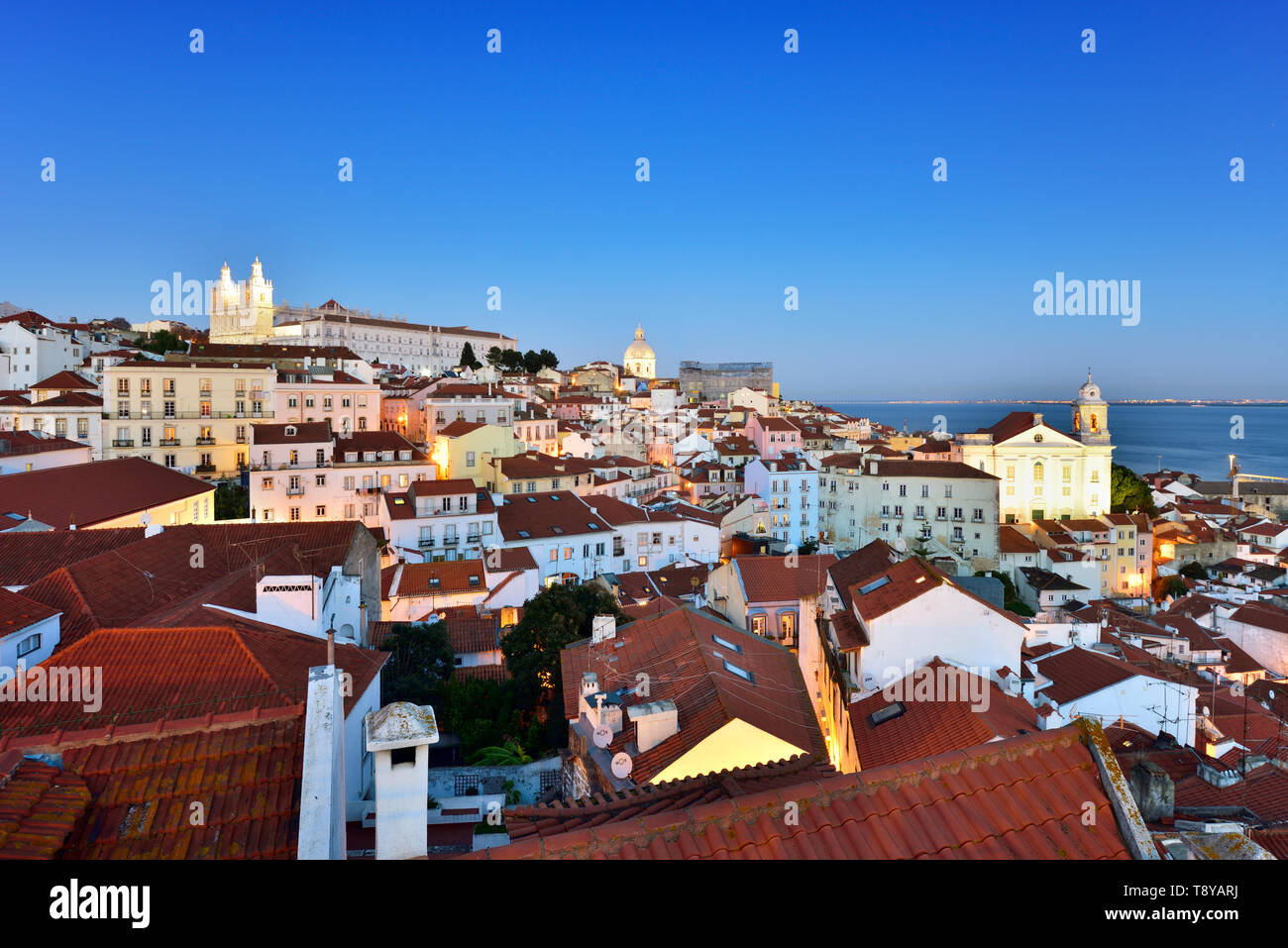 Il Monastero di São Vicente de Fora e il quartiere di Alfama al crepuscolo. Lisbona, Portogallo Foto Stock