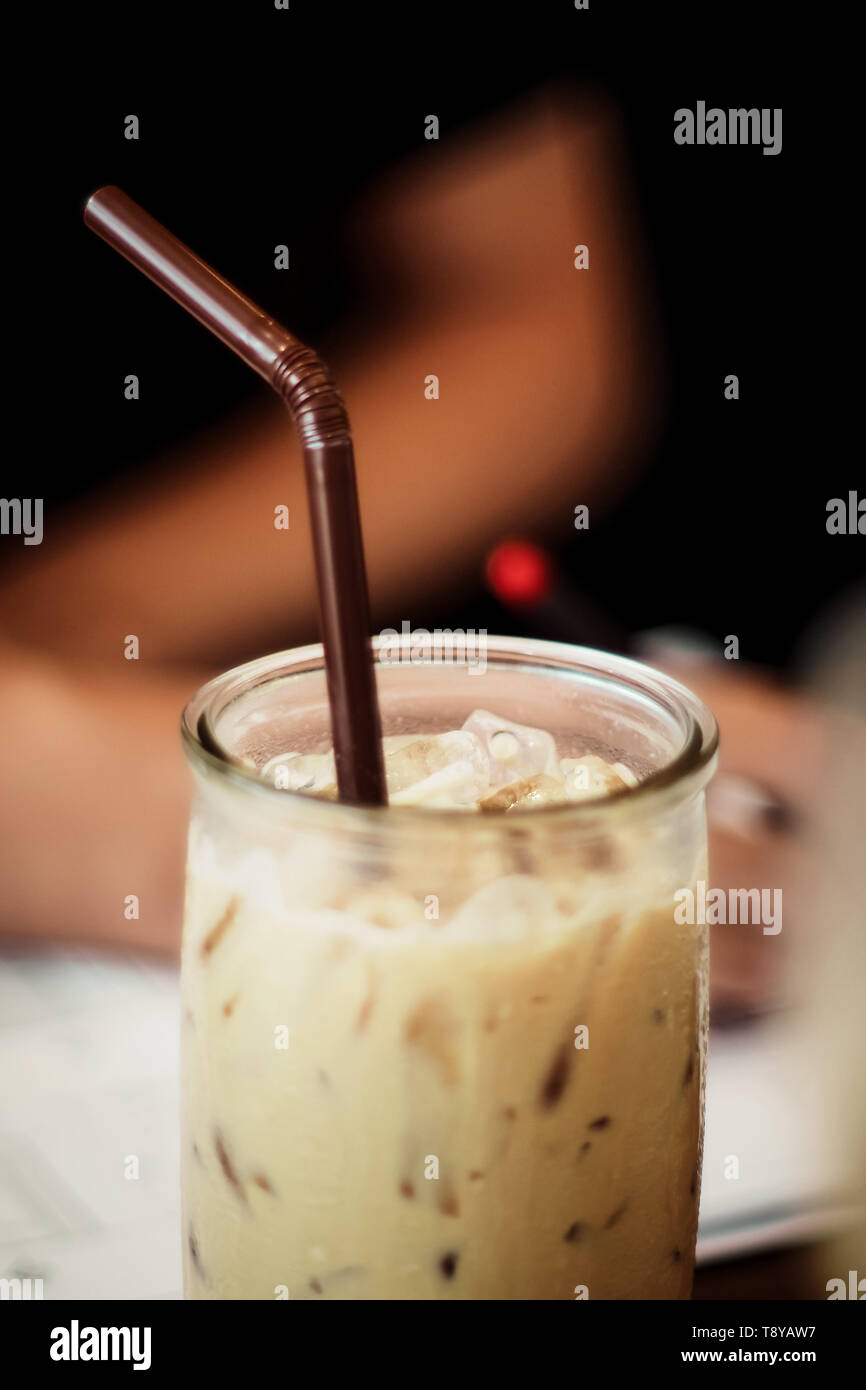 Cold Brew Coffee facile in casa birra fredda caffè ghiacciato relaxman lavoro in ufficio la sfocatura sullo sfondo Foto Stock