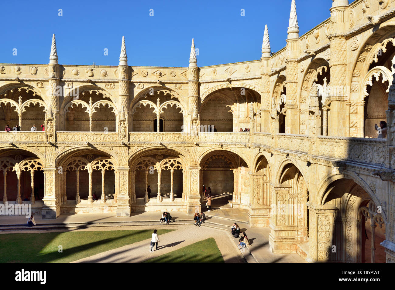 Il chiostro del Monastero dos Jerónimos (Mosteiro dos Jerónimos), in stile manuelino, un sito Patrimonio Mondiale dell'UNESCO. Lisbona, Portogallo Foto Stock