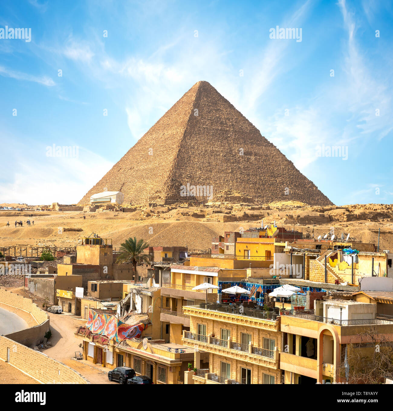 Giza città nella parte anteriore della piramide di Cheope in Egitto Foto Stock