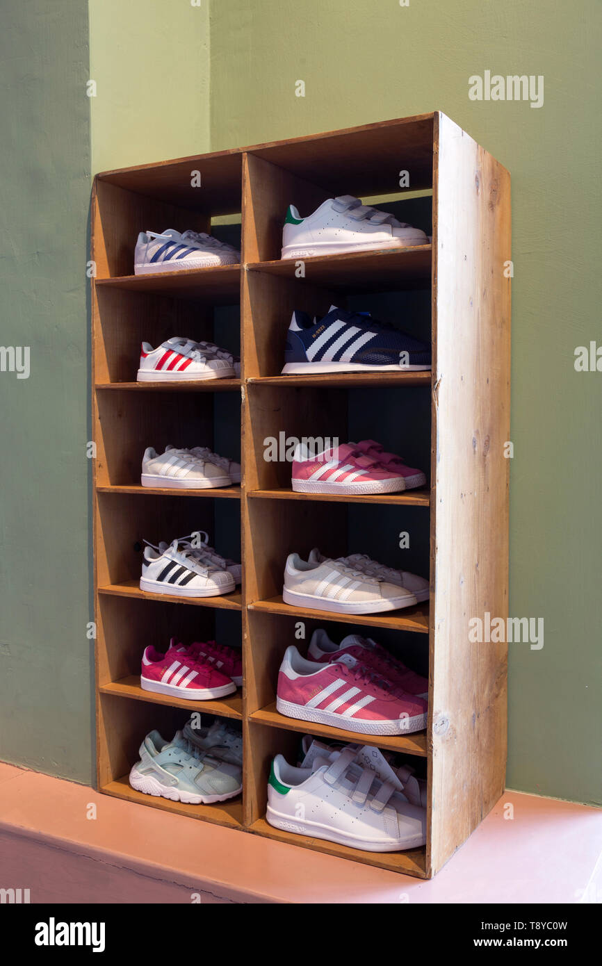 Adidas Sneakers in materie in una visualizzazione di un negozio per bambini Foto Stock