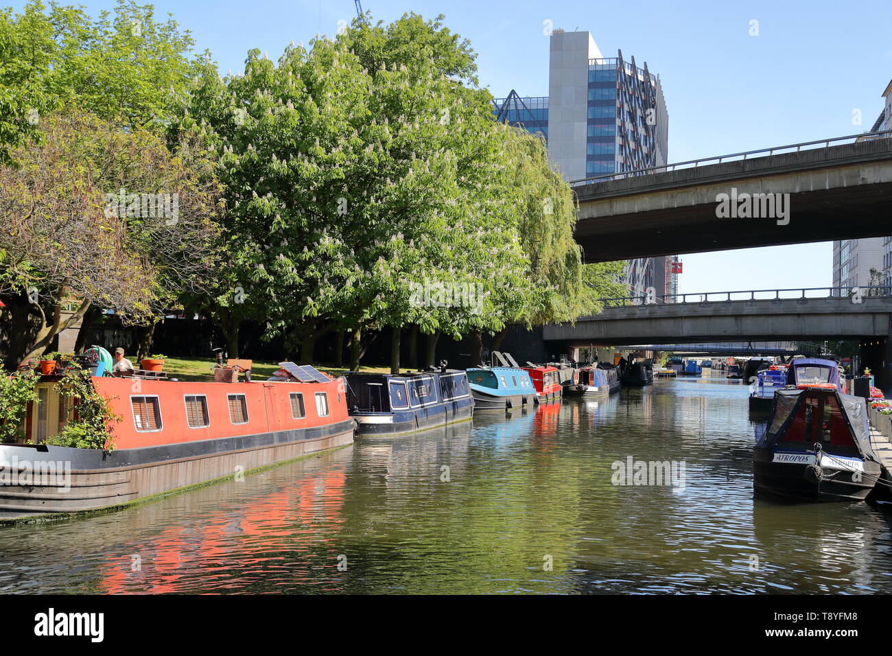 Restringere le barche sono ormeggiate lungo i canali in Little Venice, London, Regno Unito Foto Stock