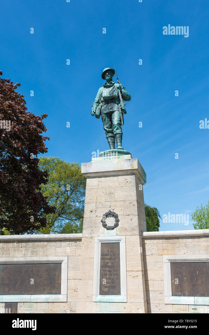 Monumento ai caduti in guerra con la statua di guerra mondiale 1 soldato in Abbey Park sulla banca del fiume Avon a Evesham, Worcestershire, Regno Unito Foto Stock