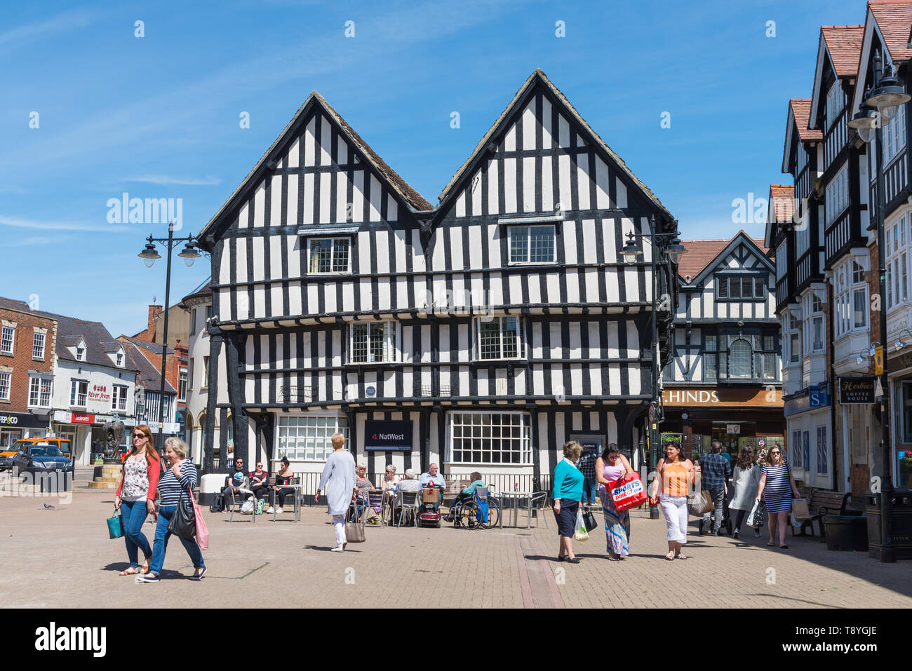 Ramo di Natwest Bank in un bianco e nero con cornice in legno edificio in Piazza del Mercato nel centro della città mercato di Evesham, Worcestershire, Regno Unito Foto Stock
