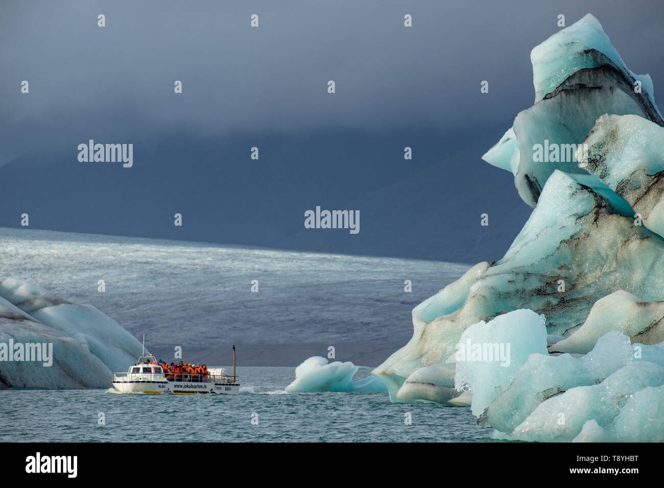 Jokulsarlon tour attraverso gli iceberg della laguna. L'Islanda Foto Stock