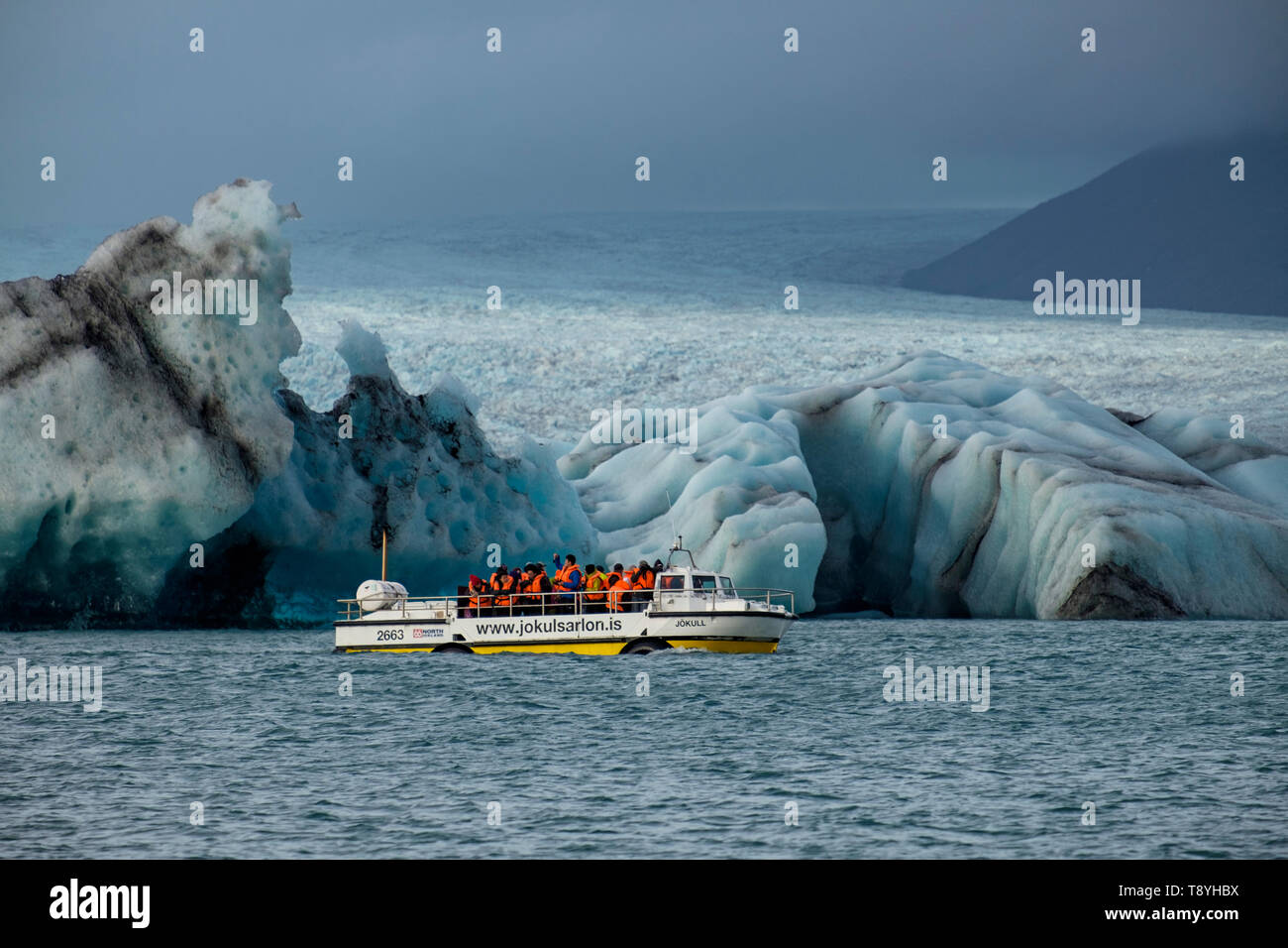 Jokulsarlon tour attraverso gli iceberg della laguna. L'Islanda Foto Stock