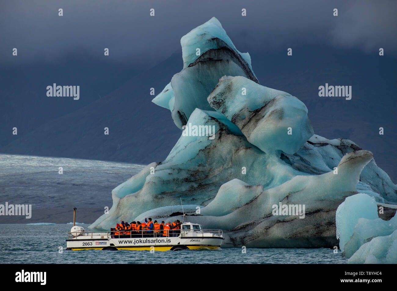 Jokulsarlon tour attraverso gli iceberg della laguna. L'Islanda Foto Stock