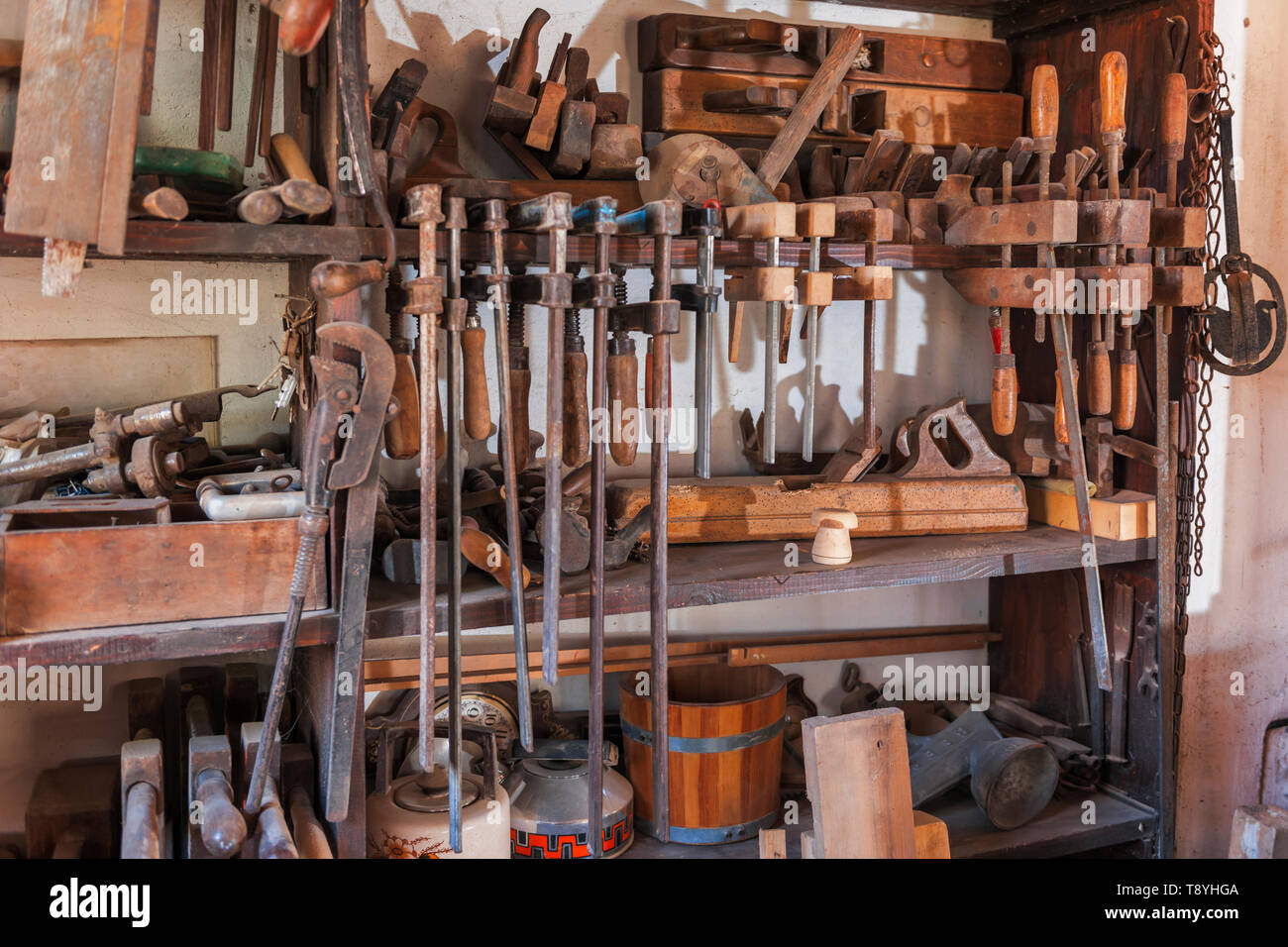 Ripiano in un laboratorio di falegnameria con strumenti quali pinze, pinze,  Hogel e altri utensili artigianali Foto stock - Alamy