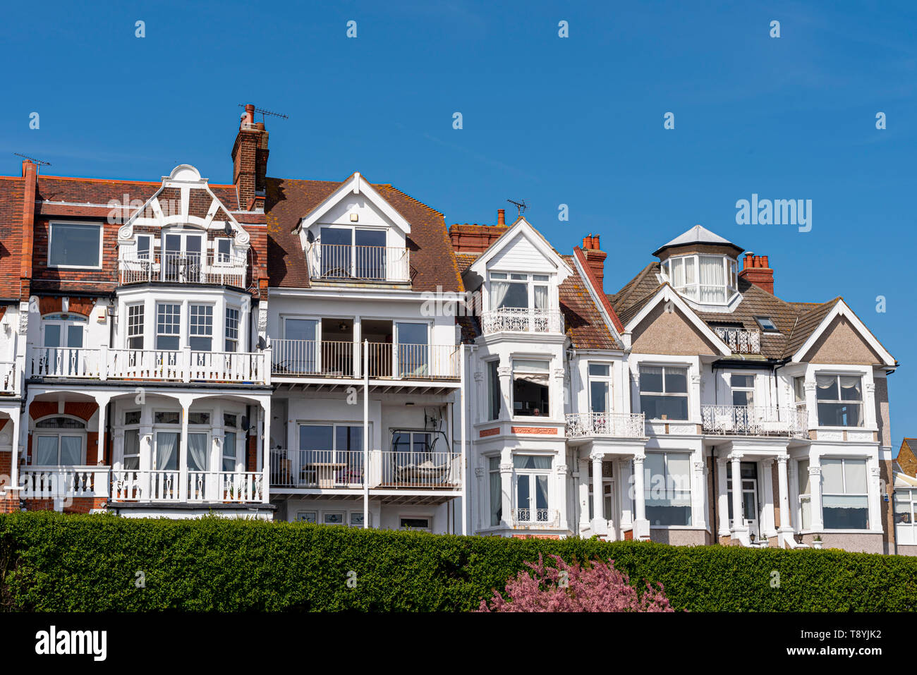 Gli edifici di vecchia costruzione in Leas, Westcliff on Sea, Essex, Regno Unito. La conservazione di leas Area sul lungomare. Bianco brillante epoca vittoriana proprietà. Pristine Foto Stock