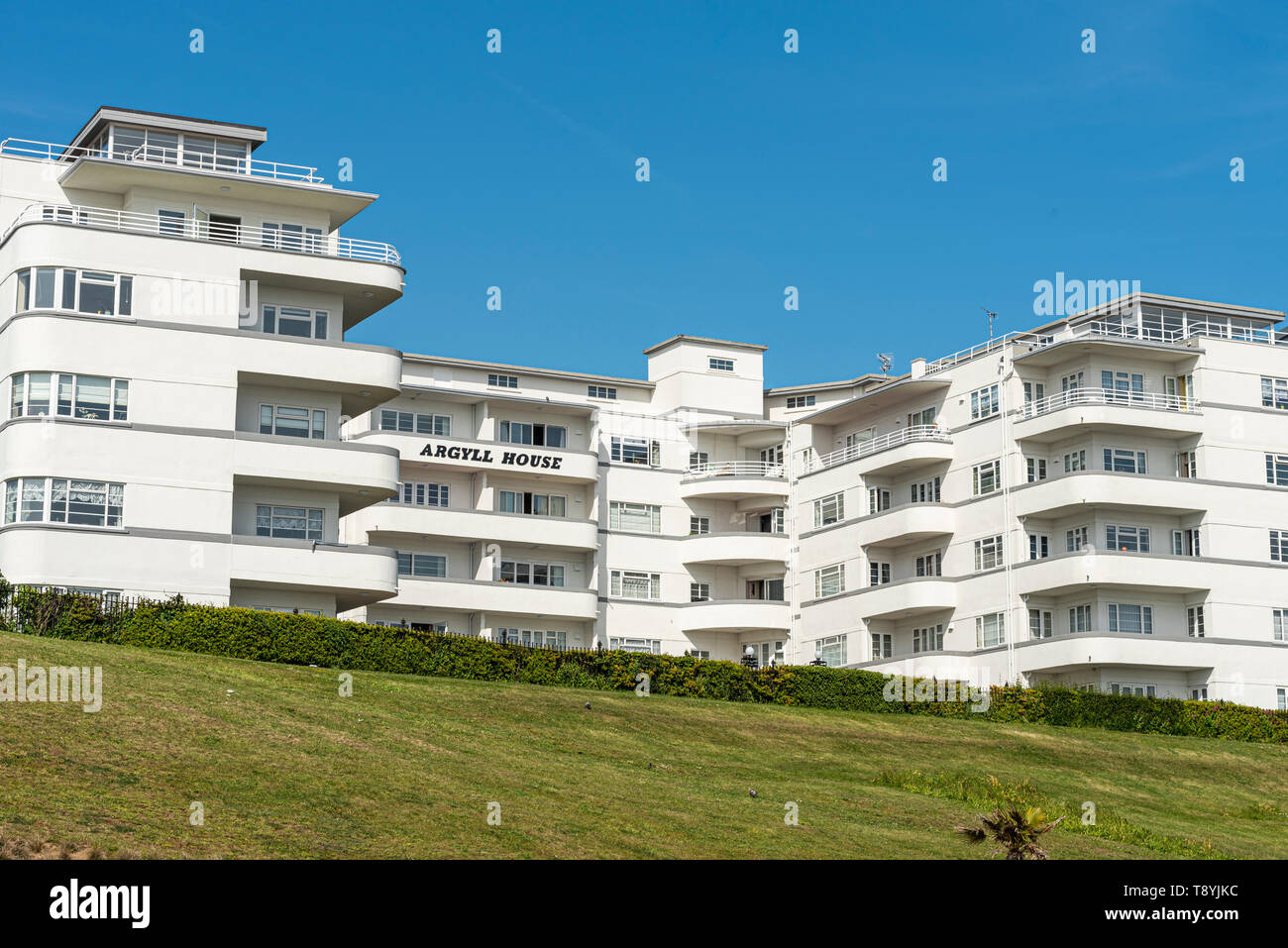 L'Argyll House è un edificio modernista art deco in stile internazionale degli anni '30. Southend on Sea, Essex, Regno Unito. Westcliff sul mare. In cima alla scogliera rinnovata di colore bianco brillante Foto Stock