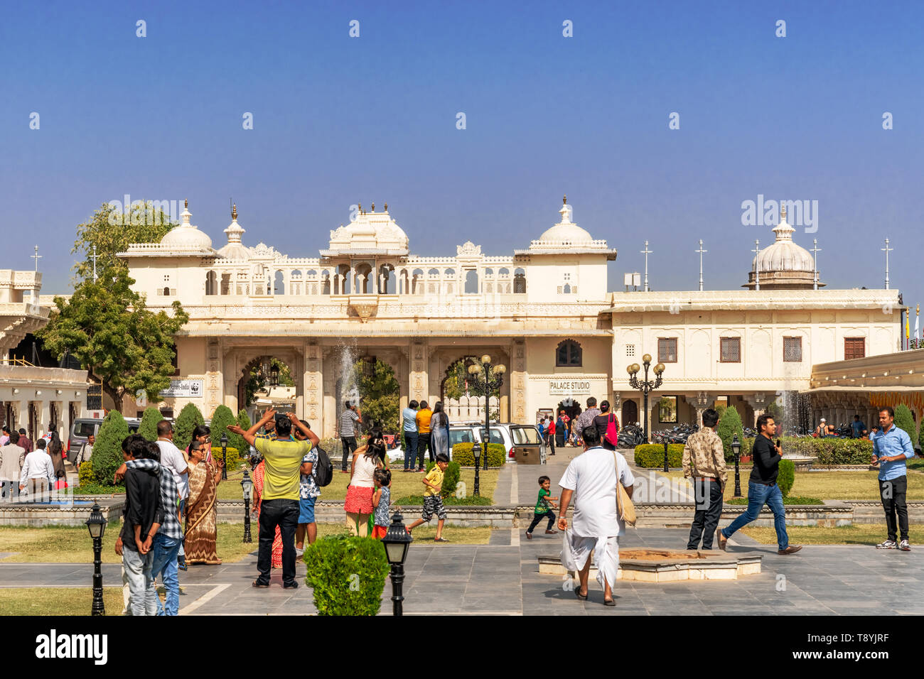 Udaipur, India - Nov 12, 2019: i turisti in visita a Palazzo di Città complessa in Udaipur, Rajasthan, India. Foto Stock