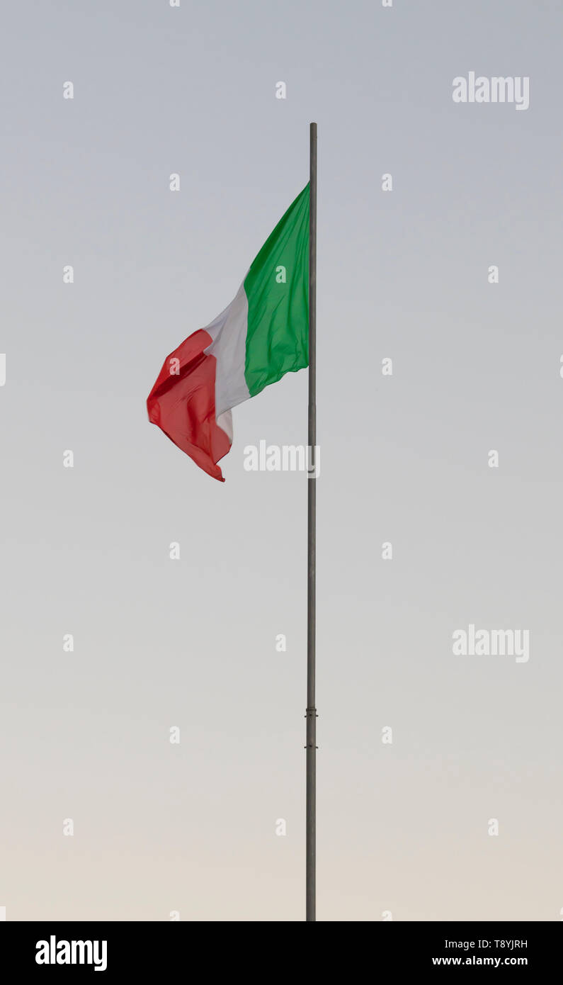 Pennone con bandiera italiana sventolare Foto Stock