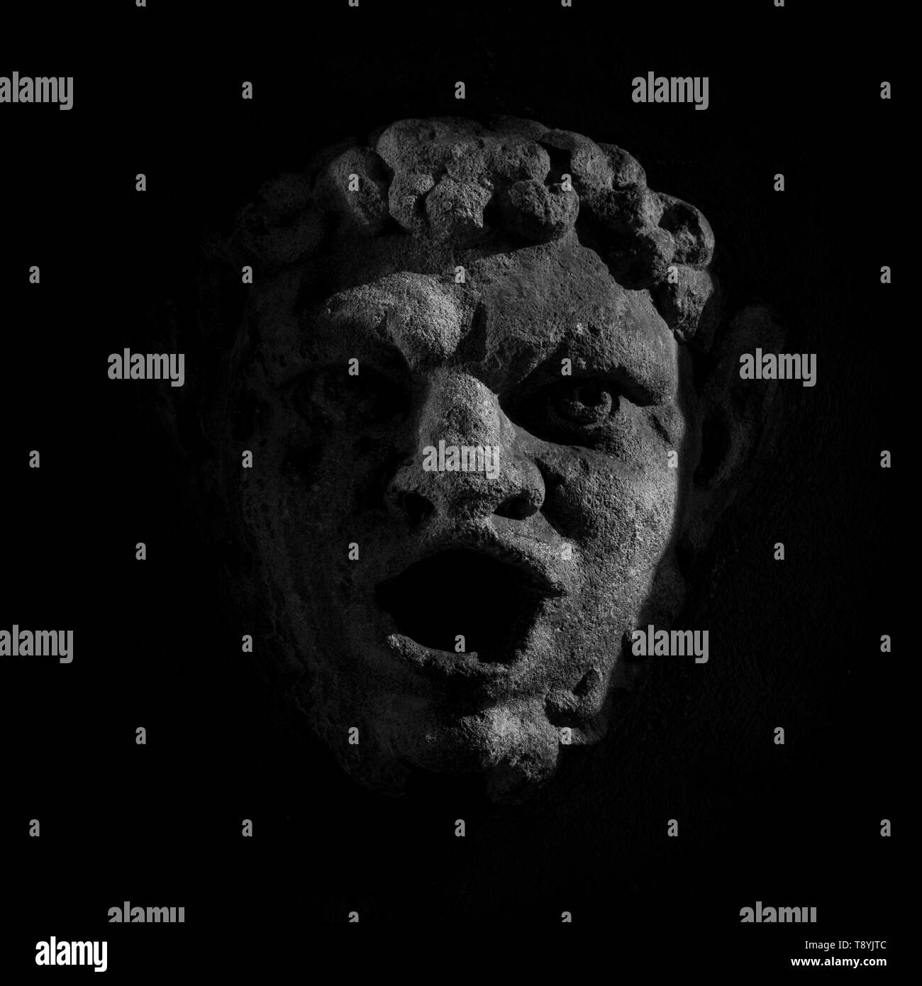 Scary marmo gargoyle, fontana di Bergamo, Lombardia Foto Stock