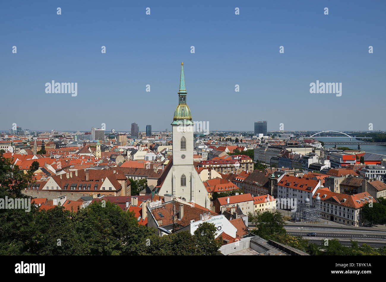 Vista della cattedrale di San Martino, cityscape di Bratislava, Slovacchia, blu cielo estate Foto Stock
