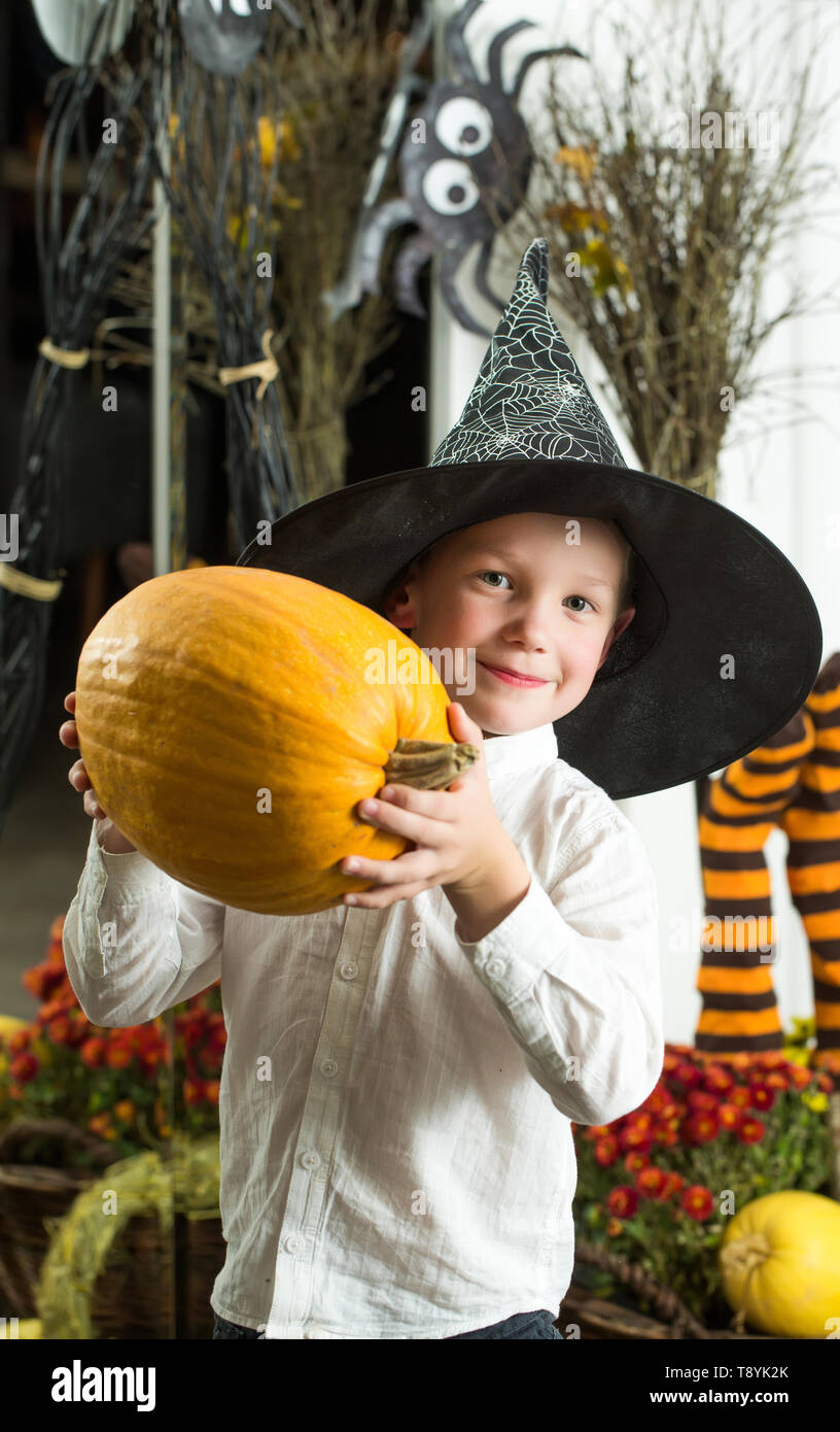 Halloween bambino con la faccia felice. Foto Stock