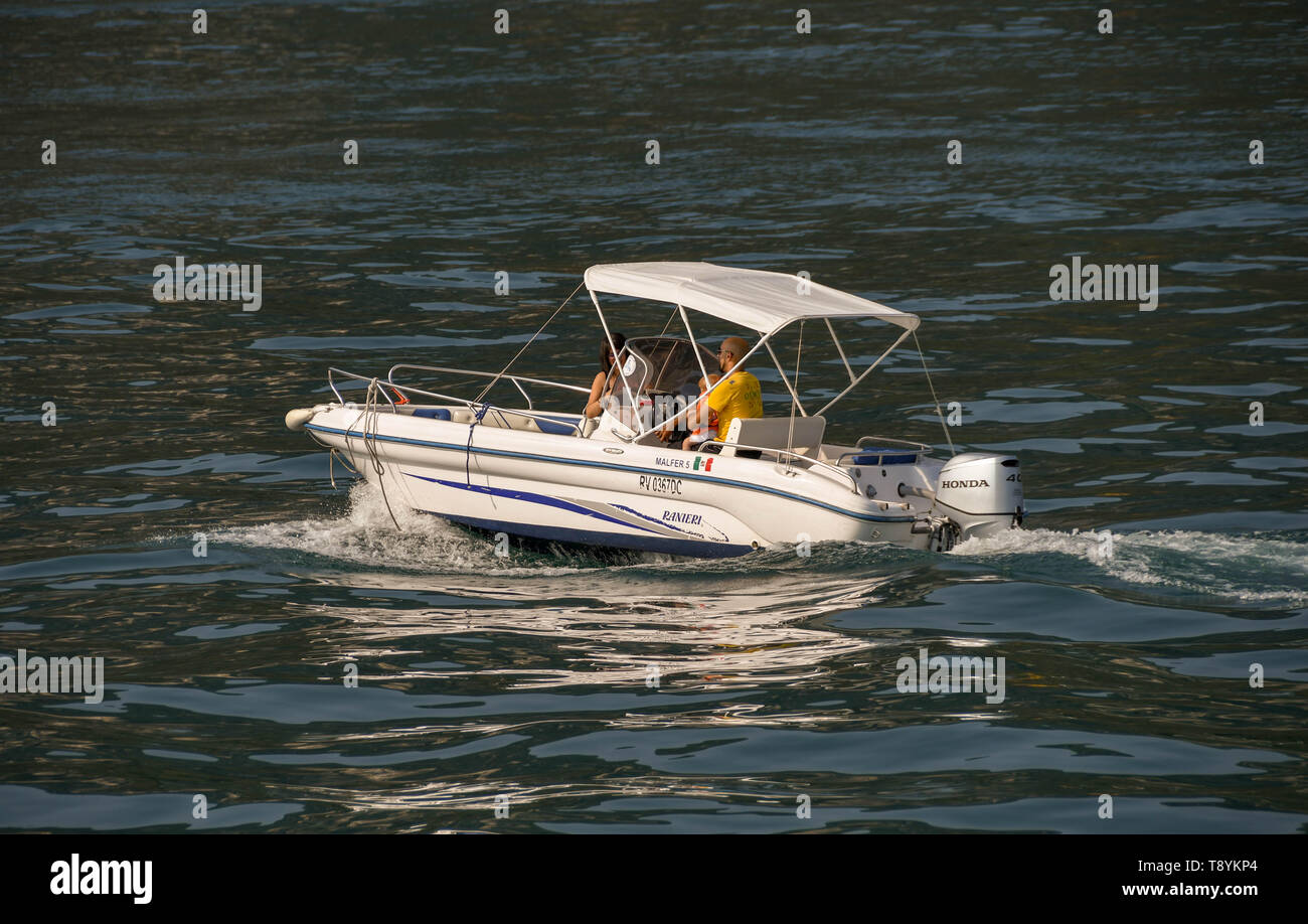 Il LAGO DI GARDA, Italia - Settembre 2018: Famiglia su una piccola barca con motore fuoribordo sul Lago di Garda. Foto Stock