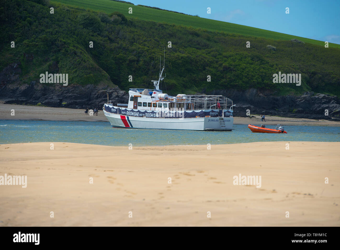 Il traghetto acqua presso la spiaggia di roccia, Cornwall Foto Stock